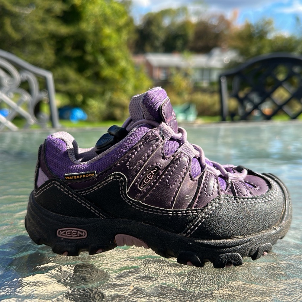 Size 8 waterproof keen shoes